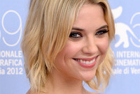 Ashley-benson-brown-smokey-eye-makeup-side